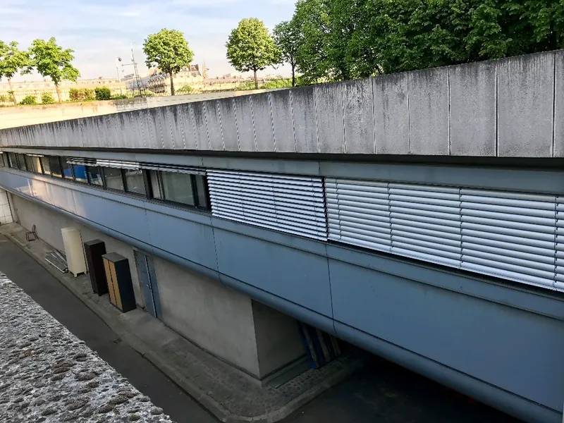 BSO adjustable-louvre blinds, Invalides police station